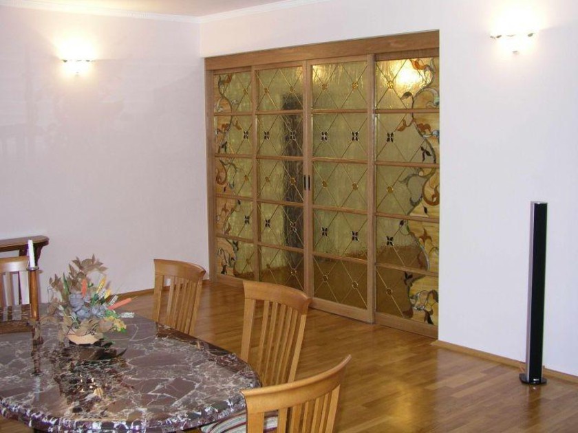 Перегородка для гостиной с цветным стеклом и декоративными вставками Томск