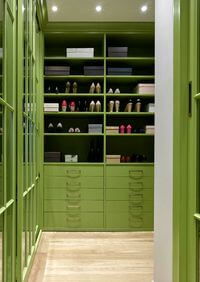 Г-образная гардеробная комната в зеленом цвете Томск