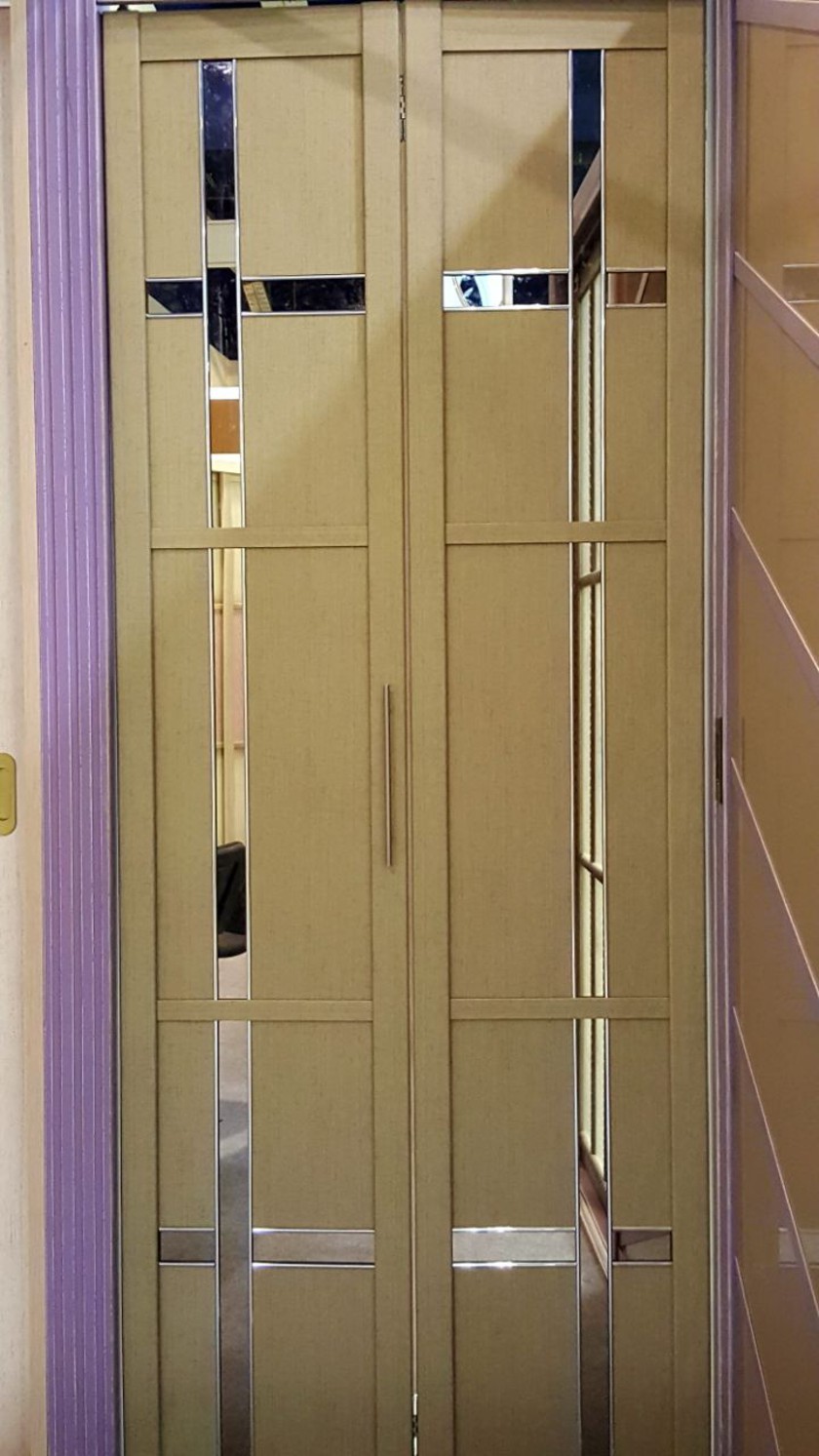 Двери гармошка шпонированные с зеркальным декором Томск